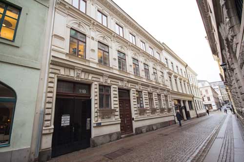 Drottninggatan 11 uppfördes av Börjes änka efter att en brand ödelagt det äldre huset.